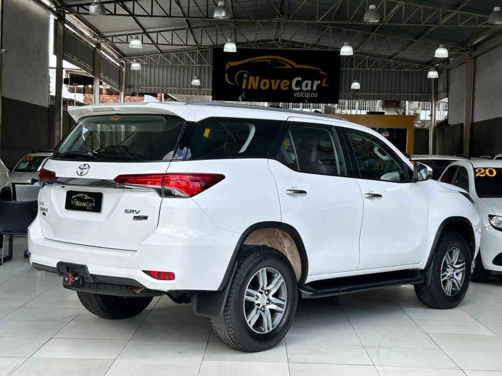 TOYOTA HILUX SW4 2.7 SRV 4X2 AUTOMÁTICO 7 LUGARES 2018/2019