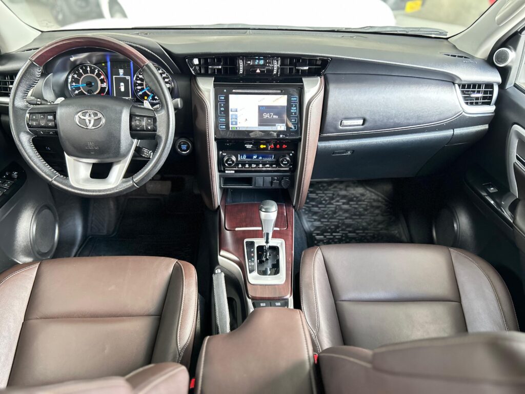TOYOTA HILUX SW4 2.7 SRV 4X2 AUTOMÁTICO 7 LUGARES 2018/2019