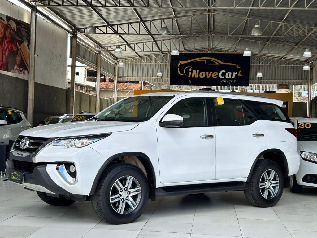 TOYOTA HILUX SW4 2.7 SRV 4X2 AUTOMÁTICO 7 LUGARES 2018/2019
